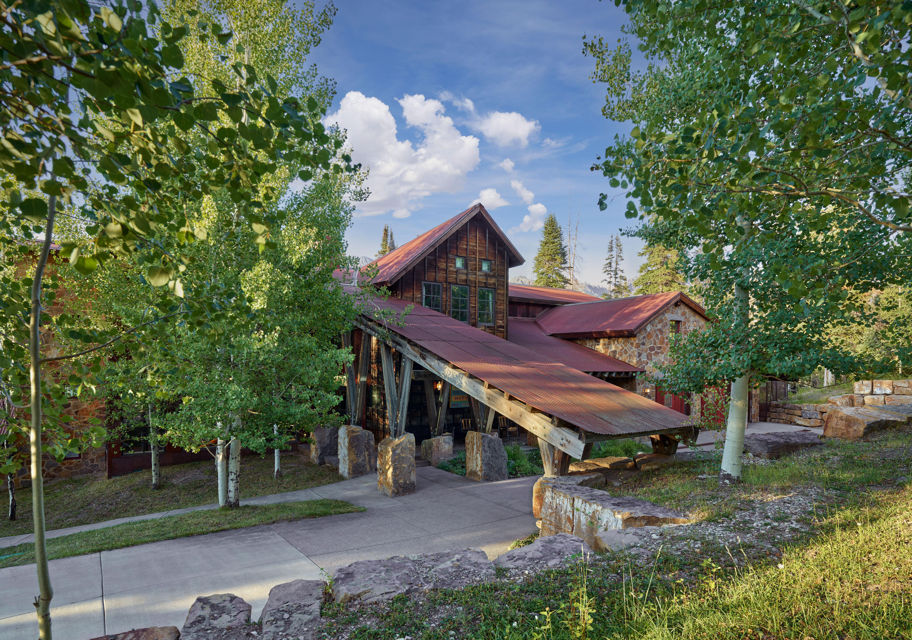 401 Larkspur Lane