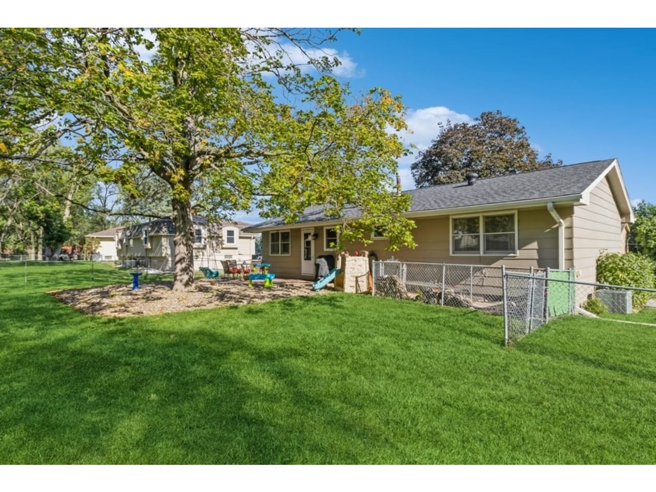 2914 Pleasant Street