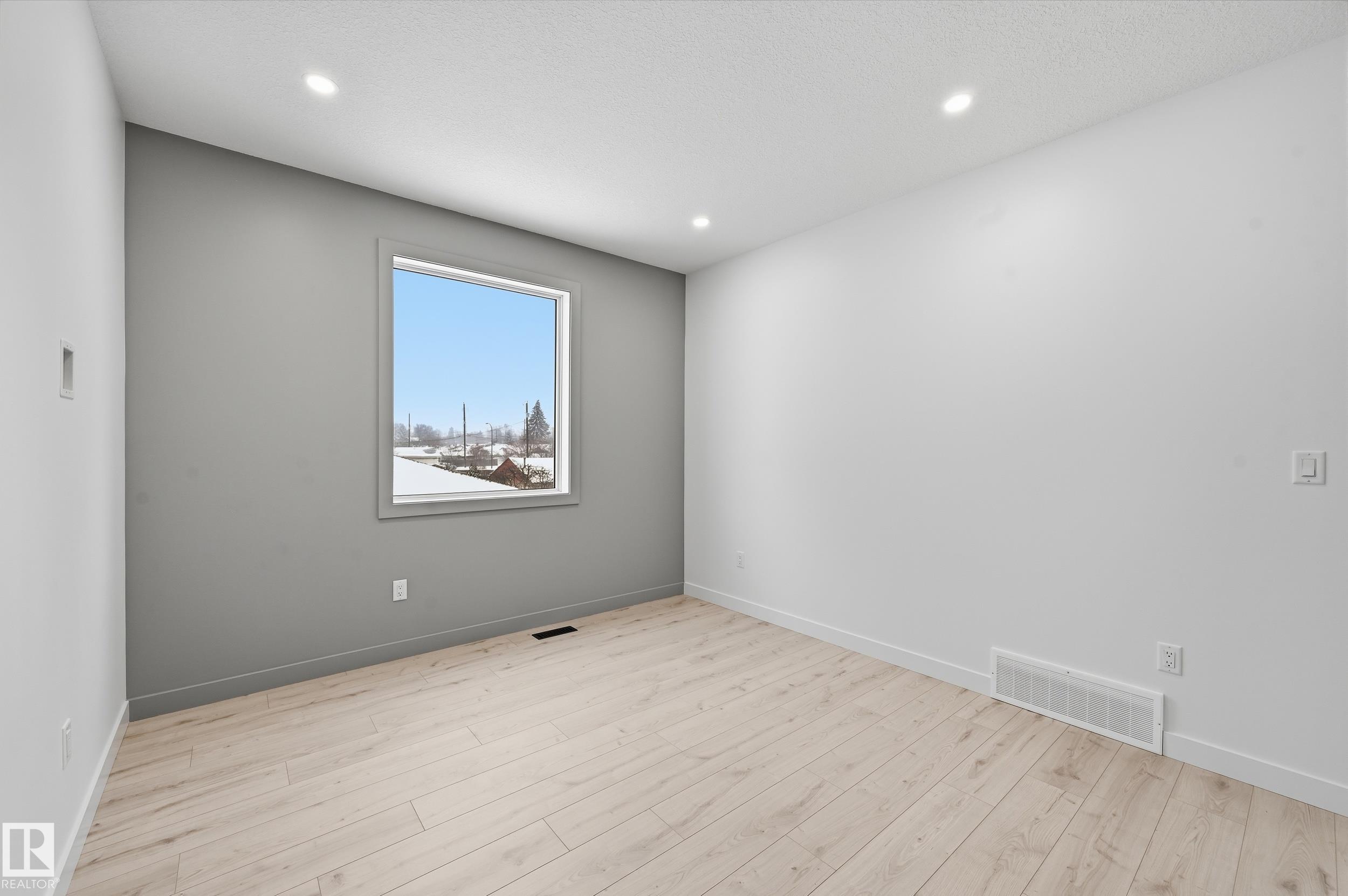 11121 51 ST NW