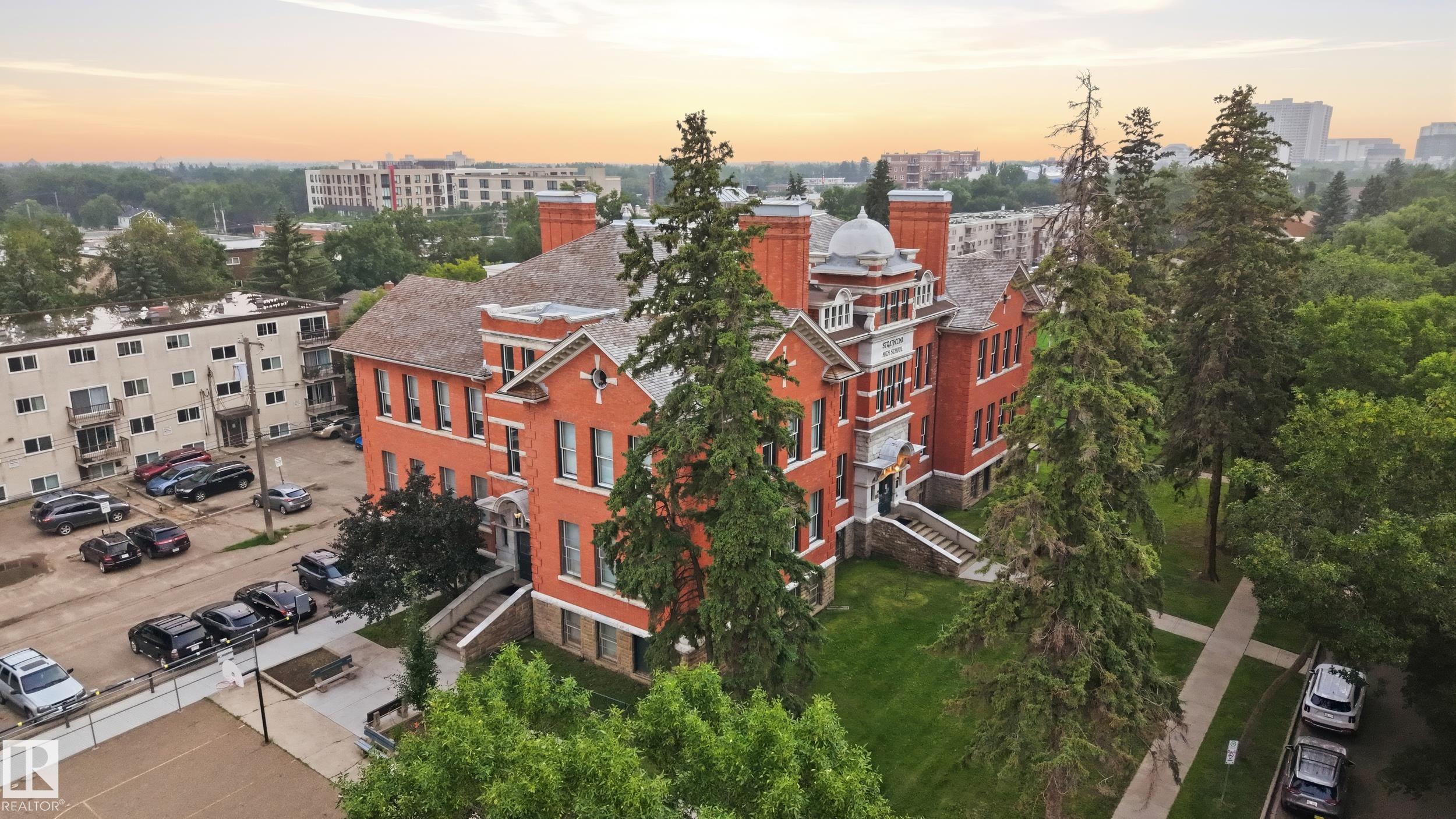 8520 104 ST NW