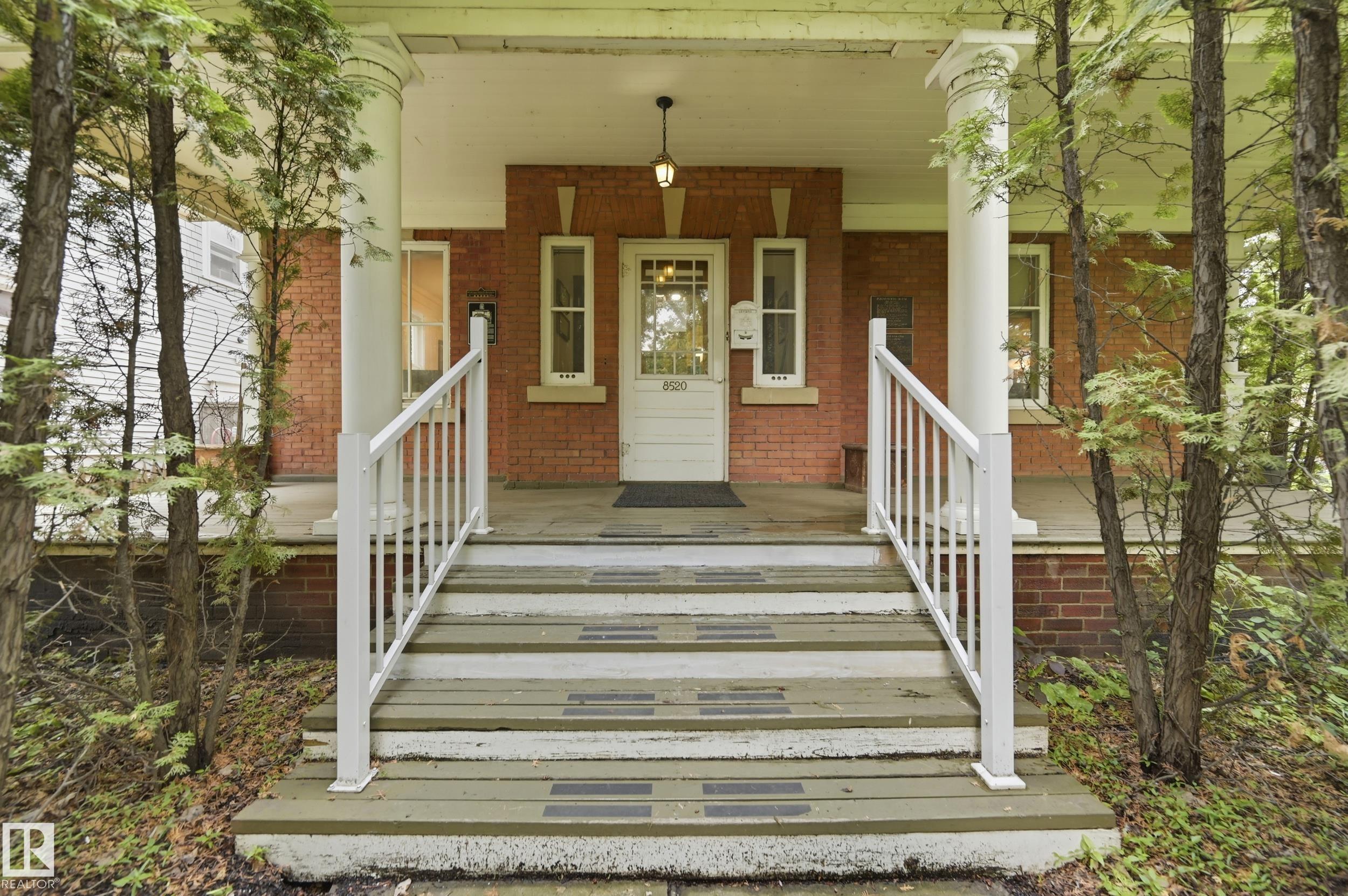 8520 104 ST NW