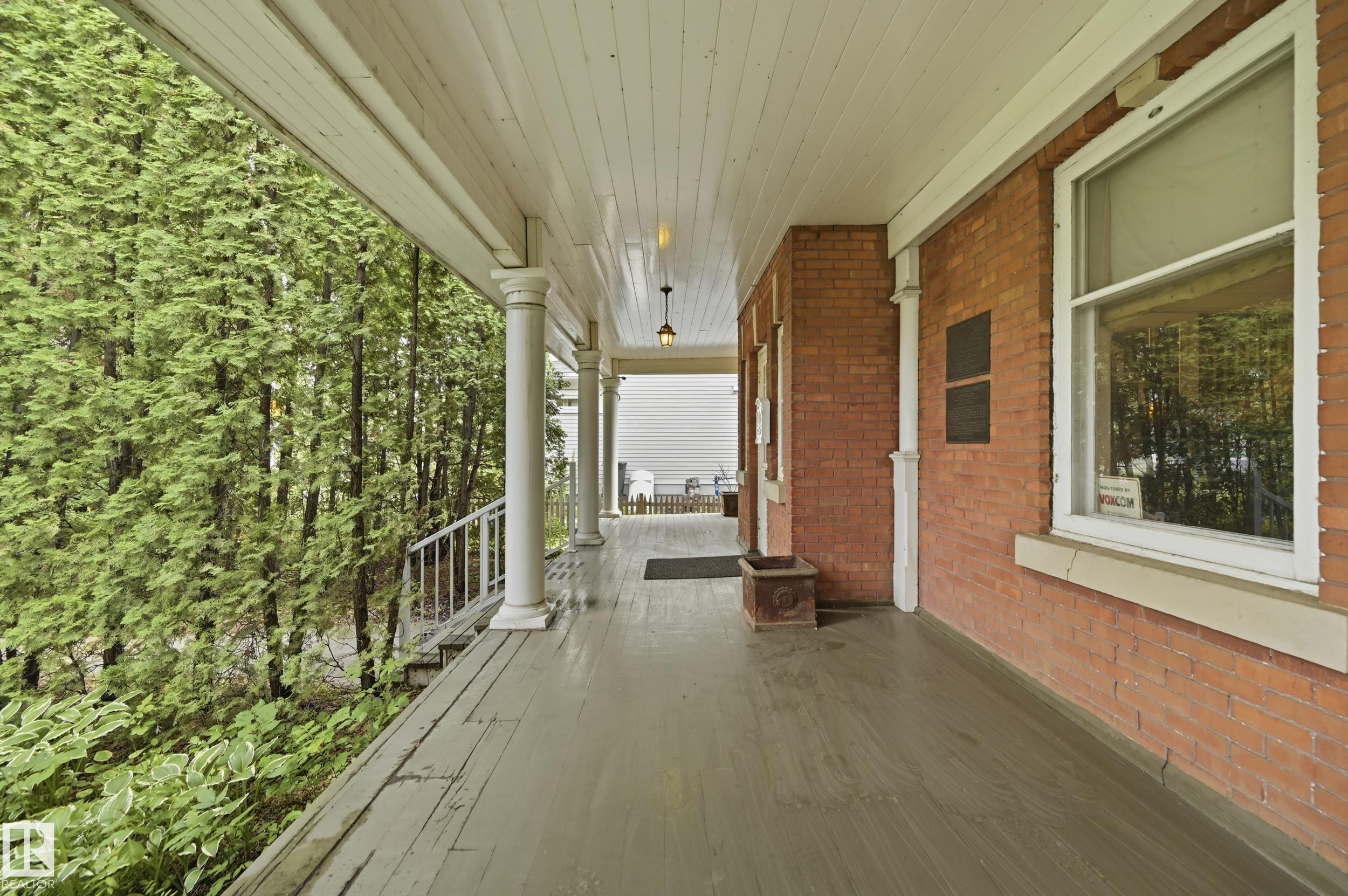 8520 104 ST NW