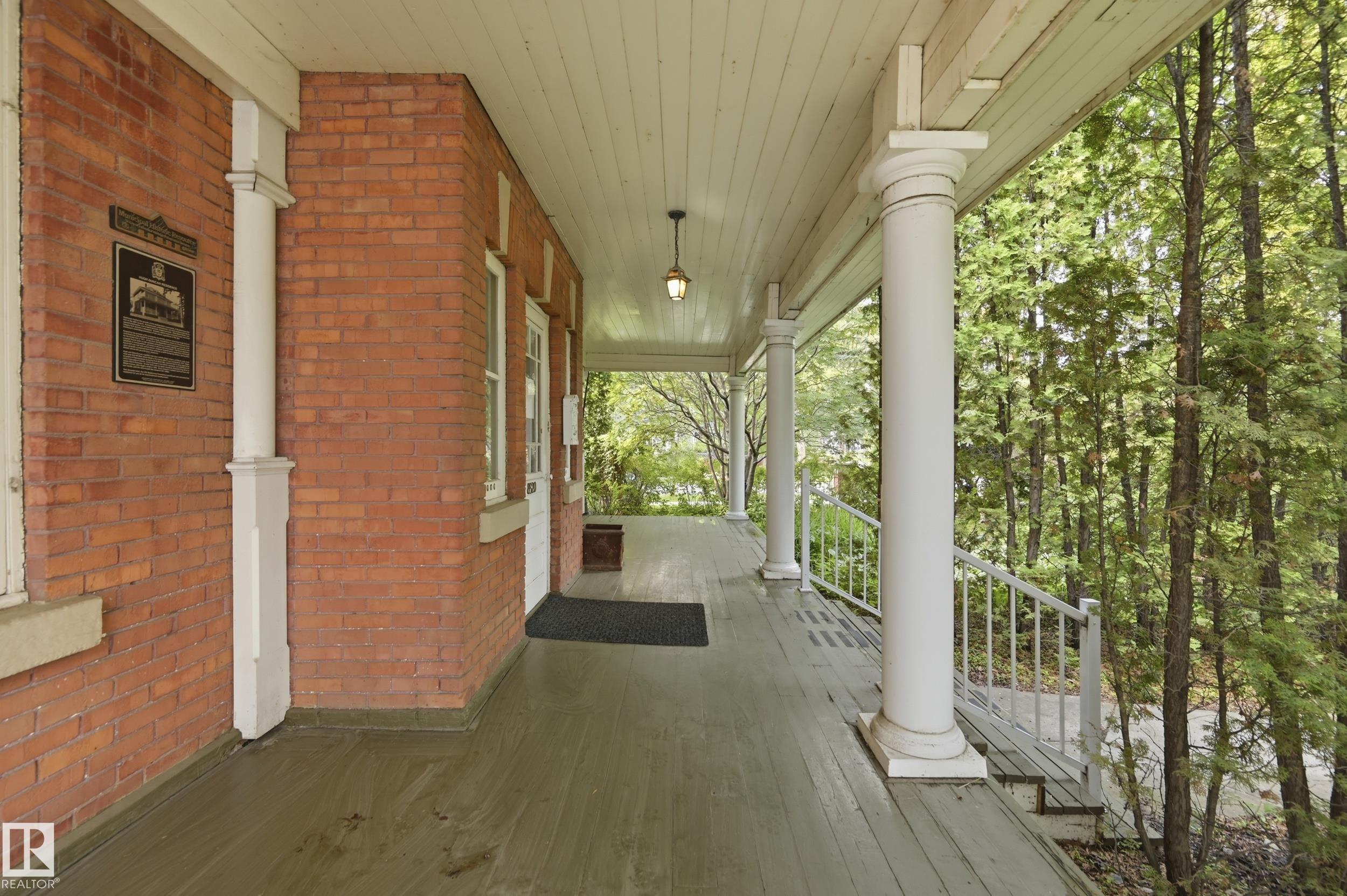 8520 104 ST NW