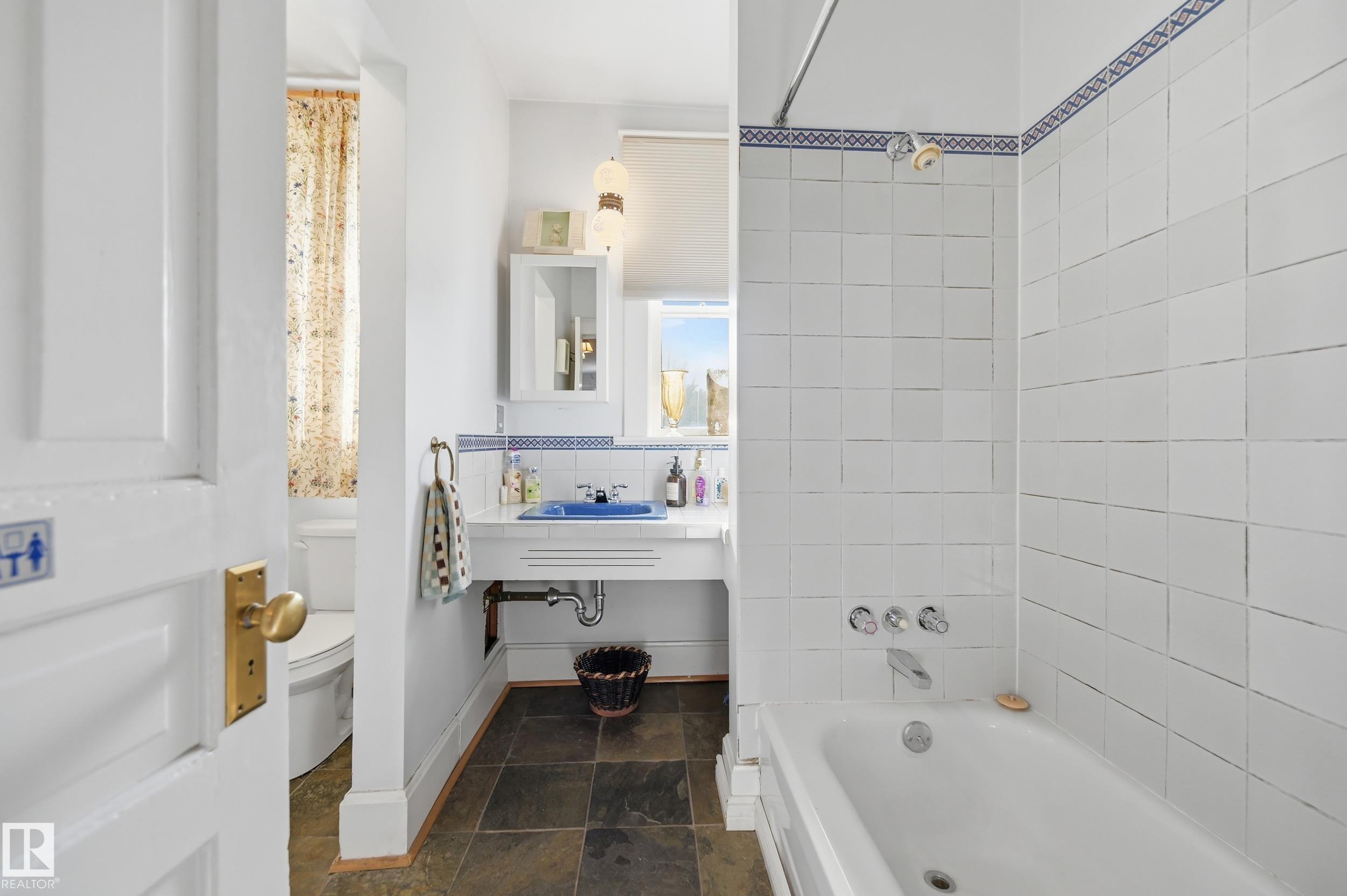 8520 104 ST NW