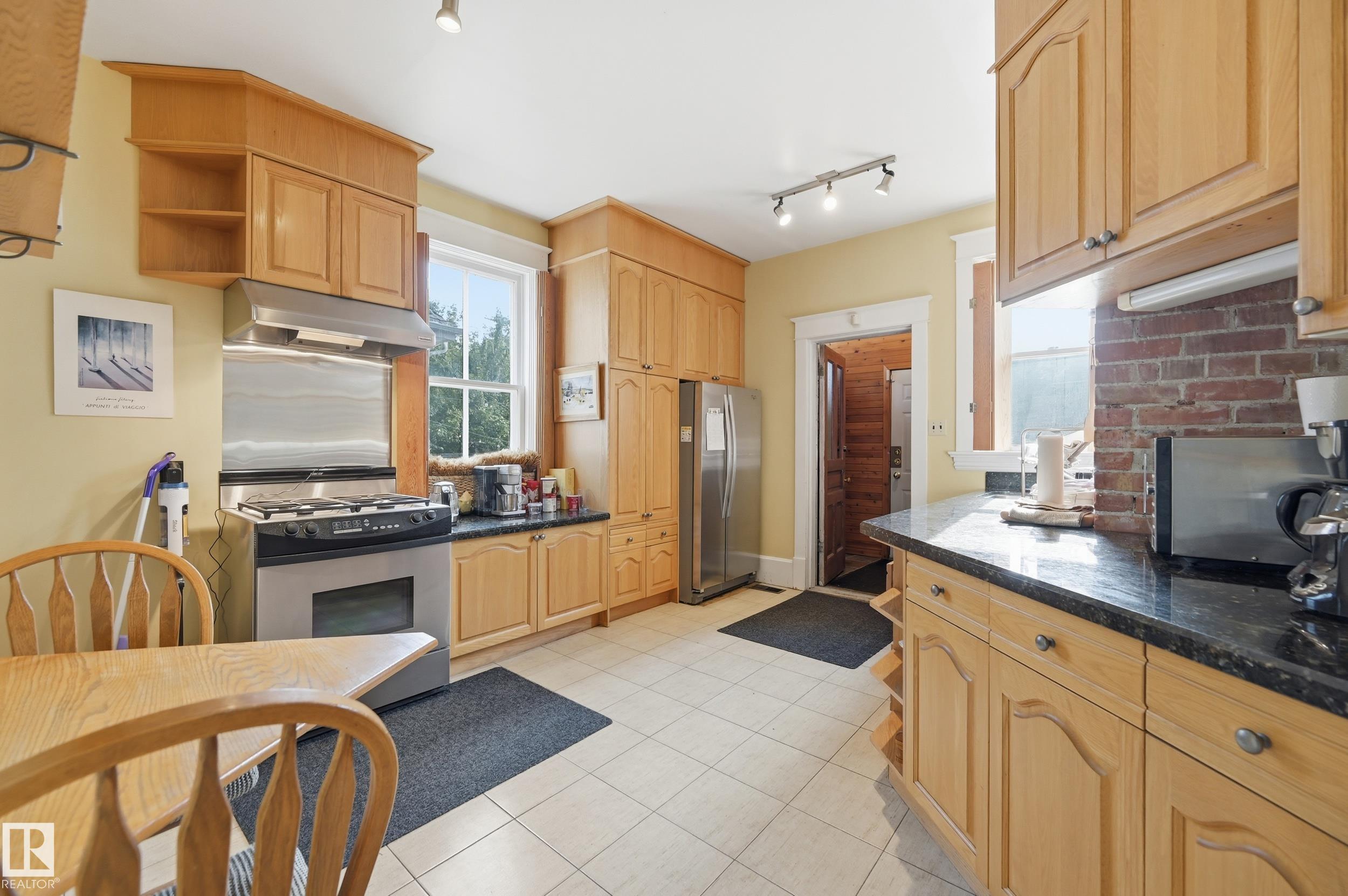 8520 104 ST NW