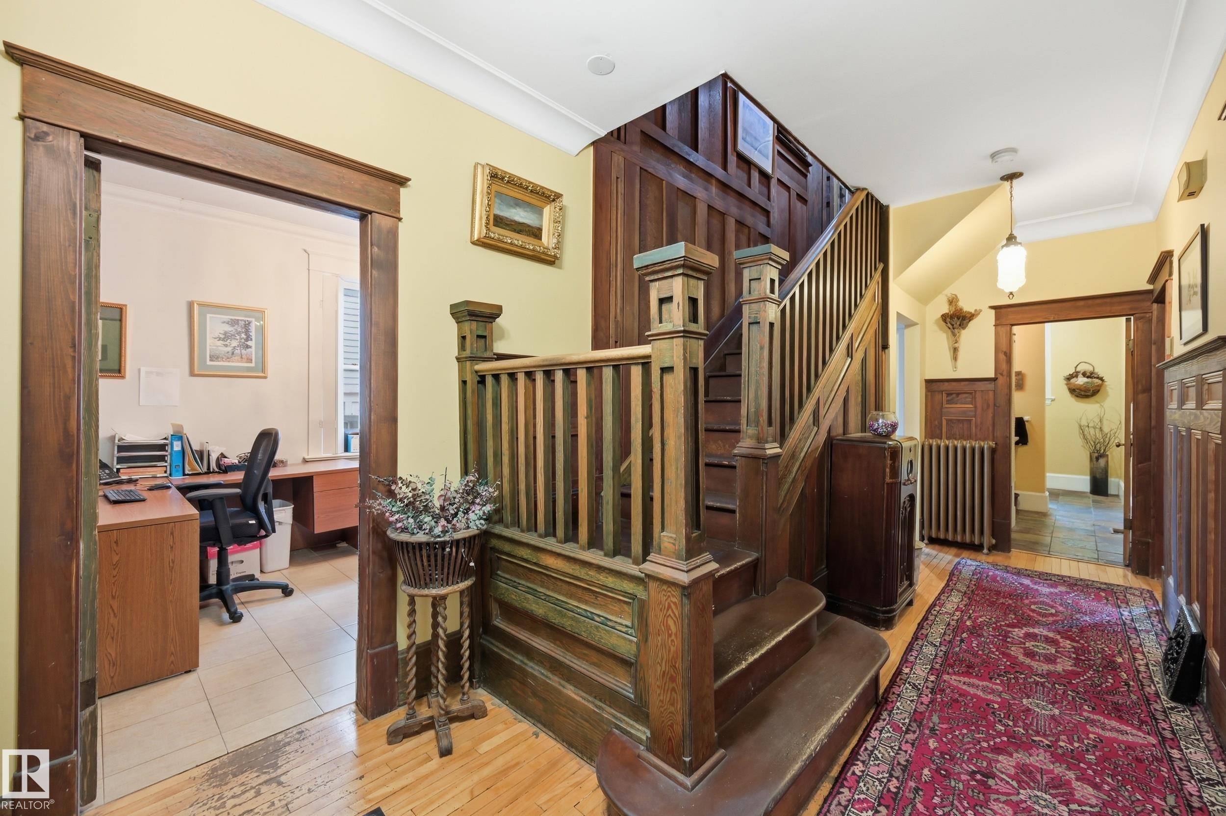 8520 104 ST NW
