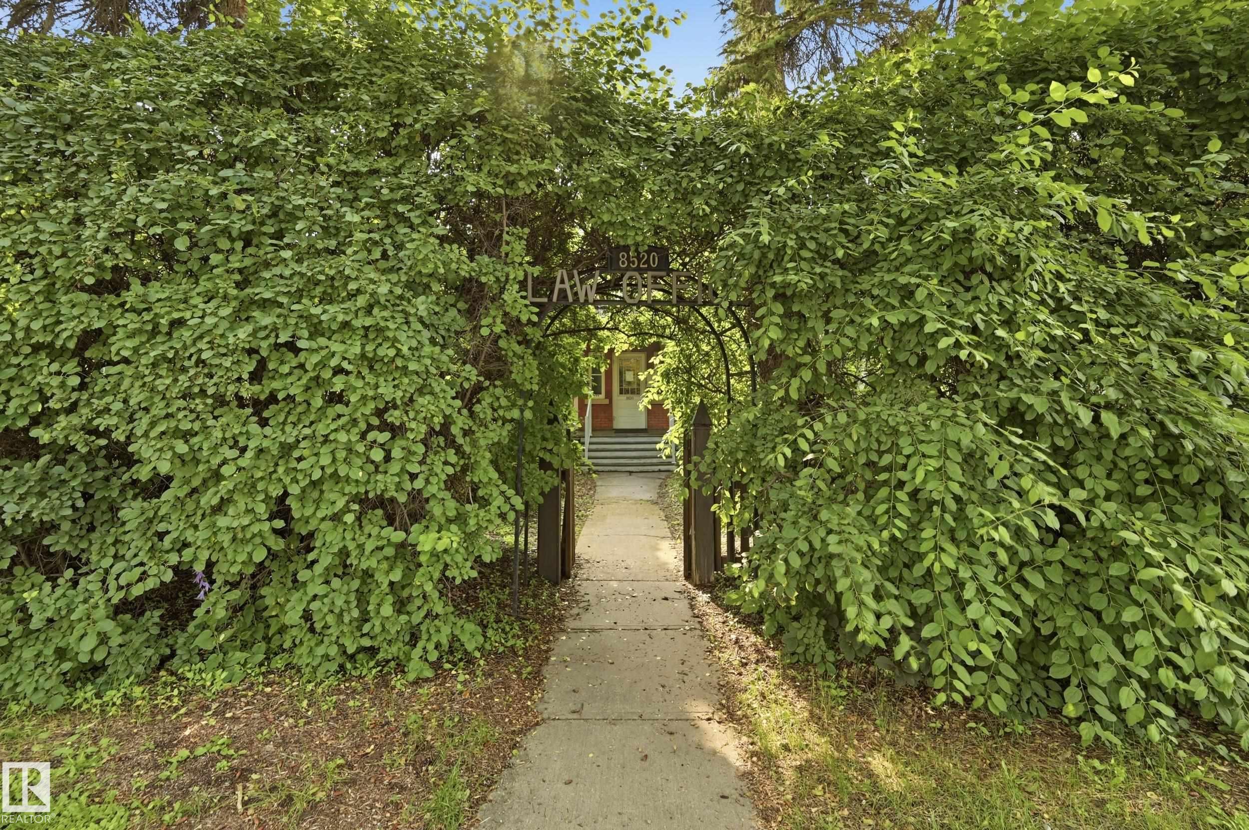 8520 104 ST NW