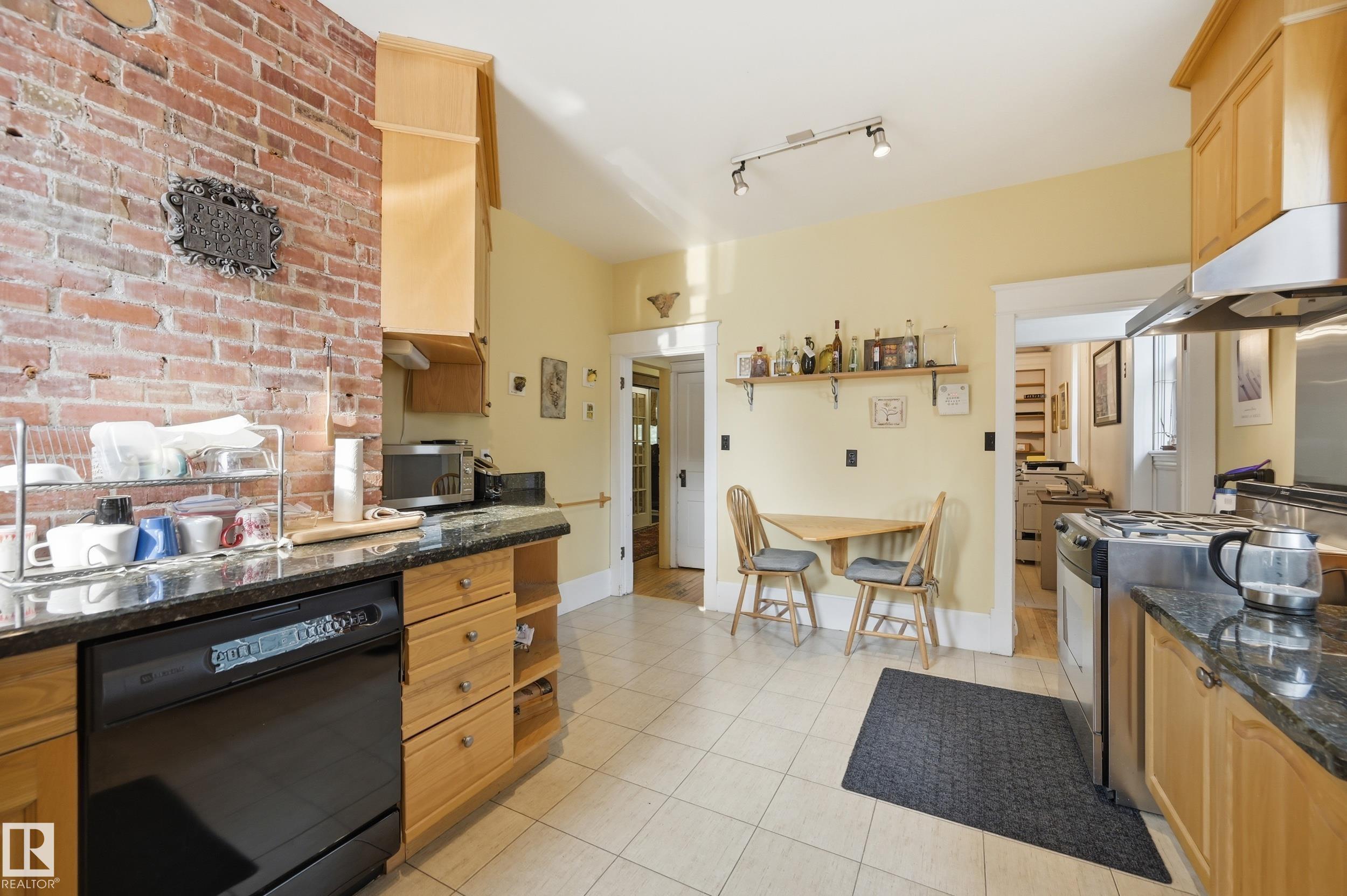 8520 104 ST NW
