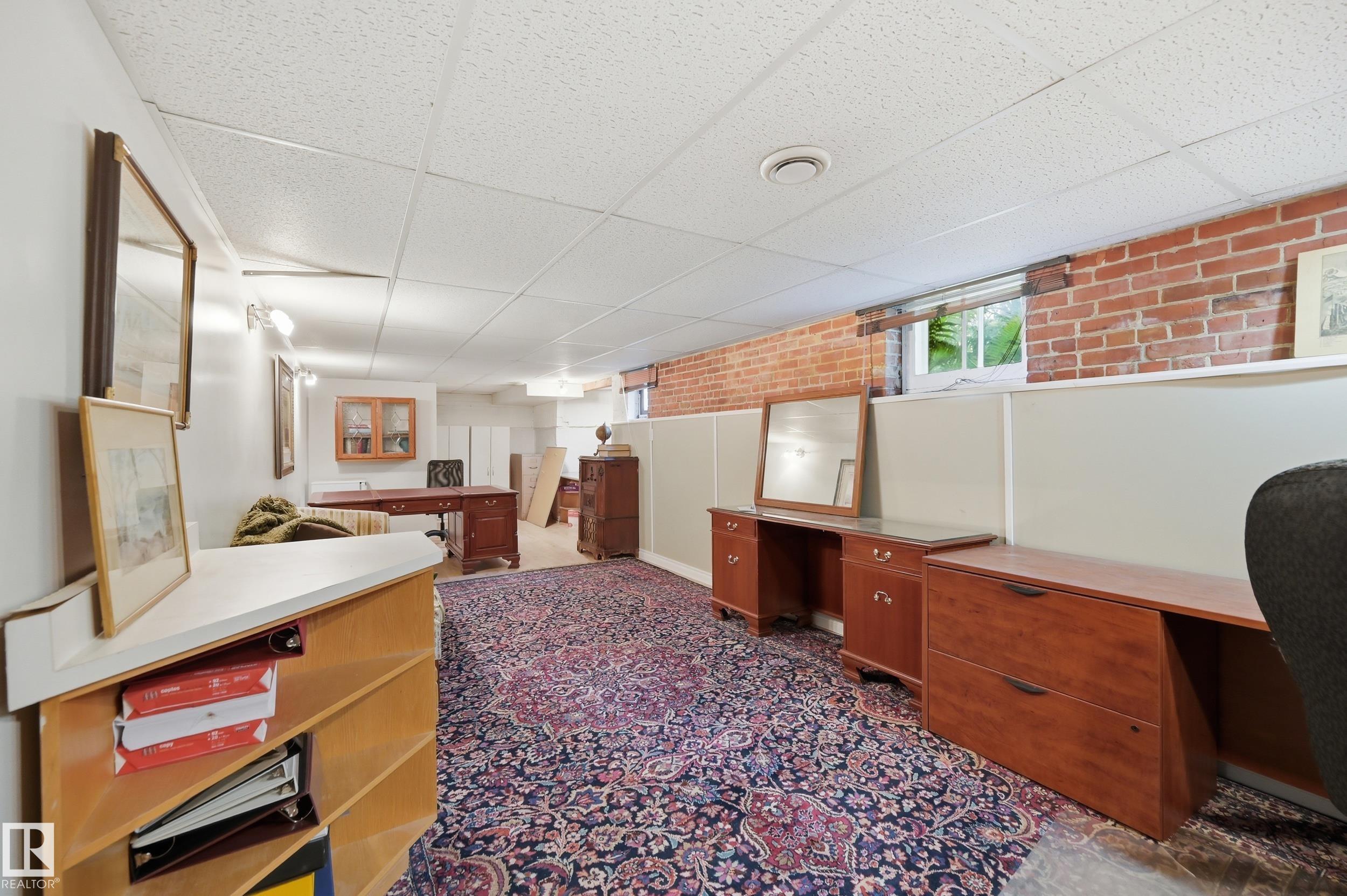 8520 104 ST NW