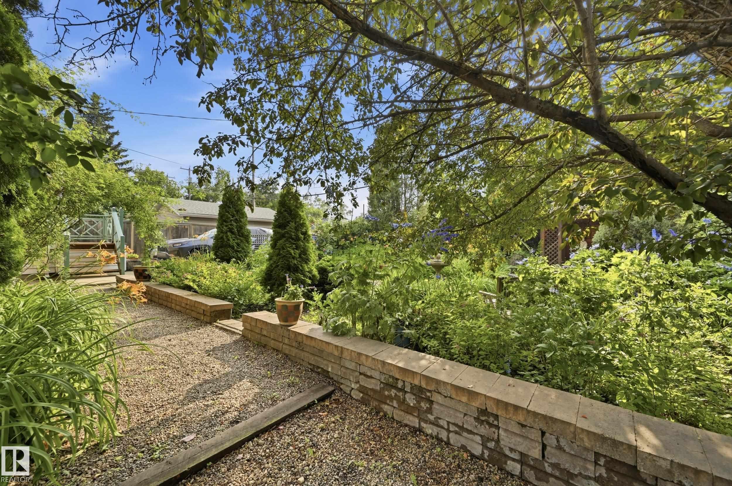 8520 104 ST NW
