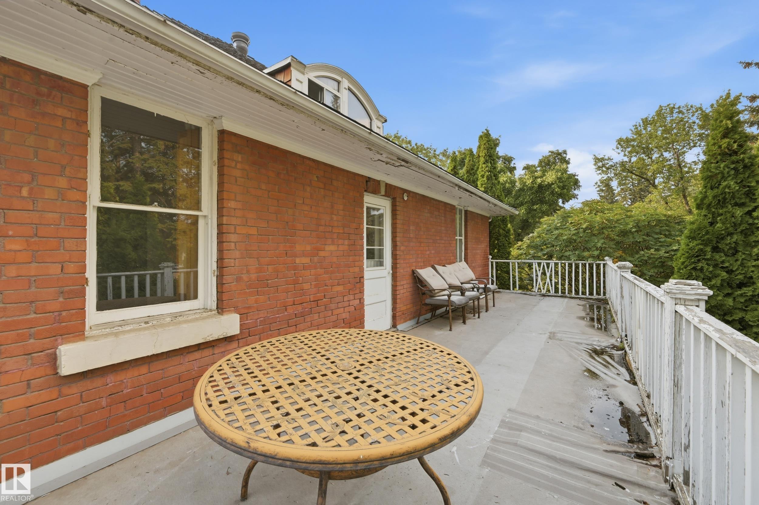 8520 104 ST NW
