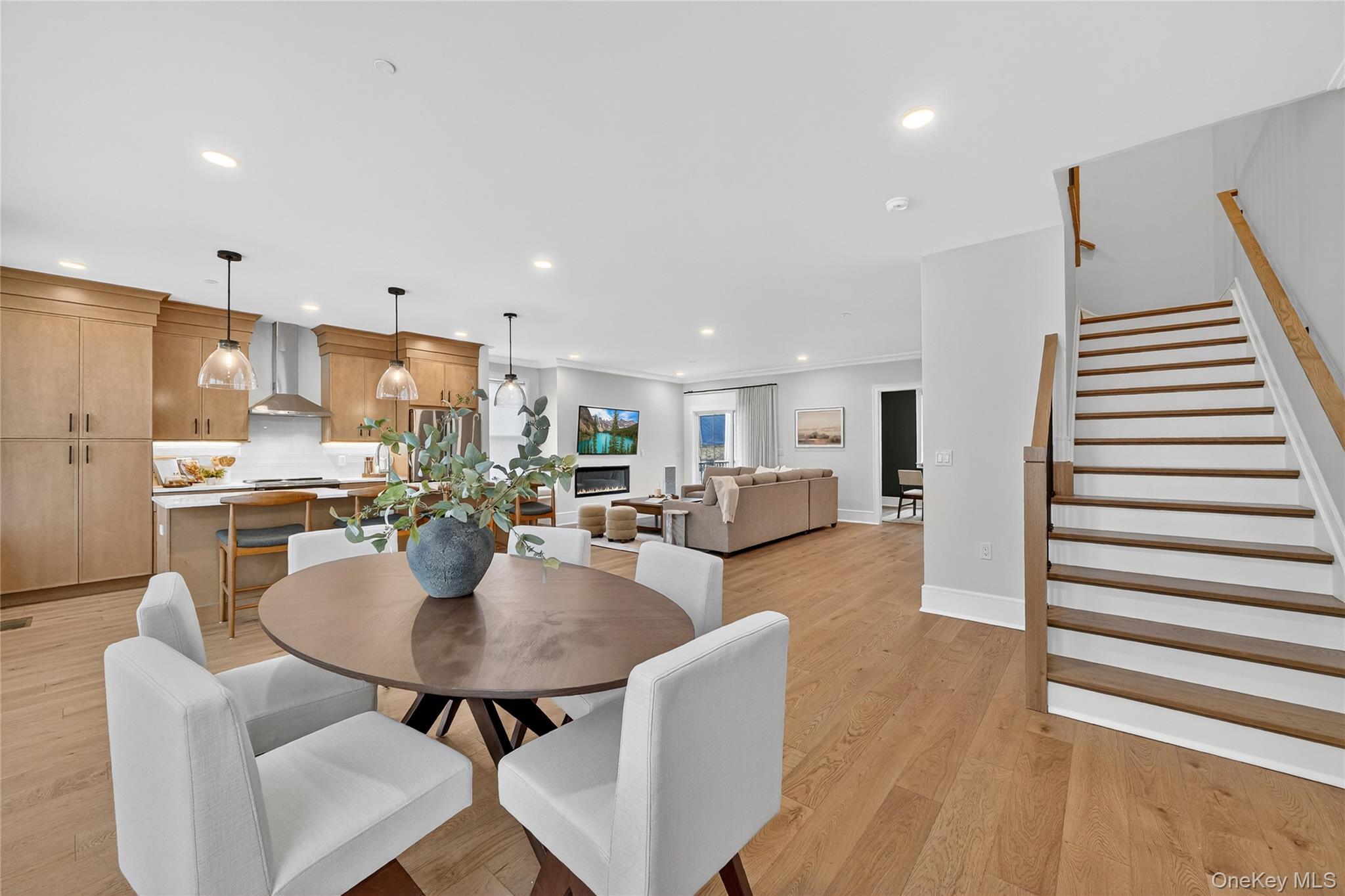 1833 Soundview Court