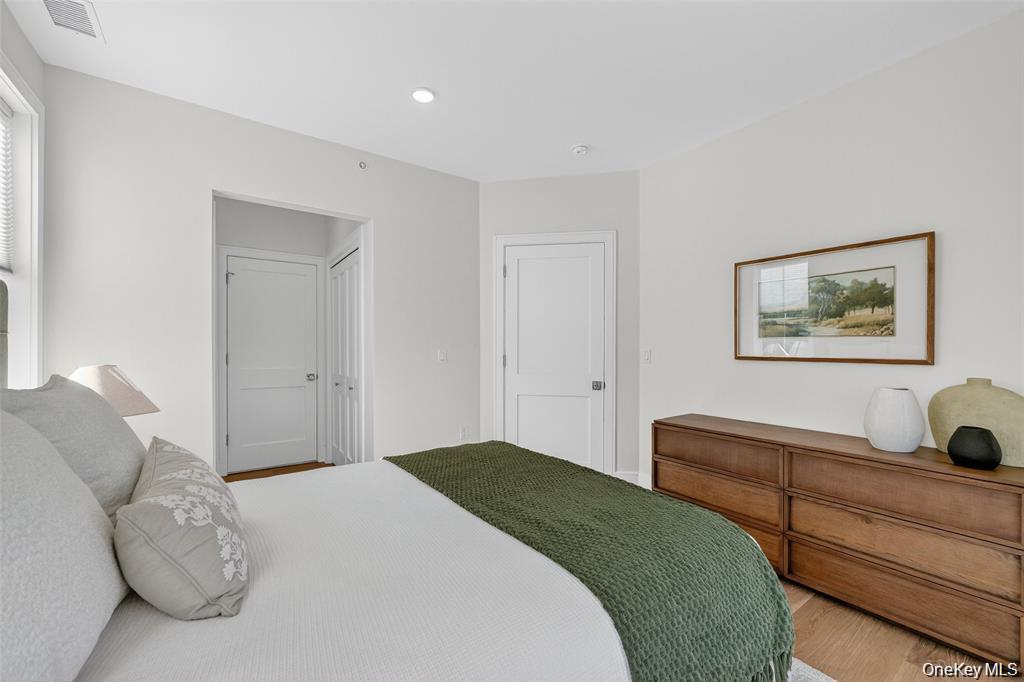 1832 Soundview Court