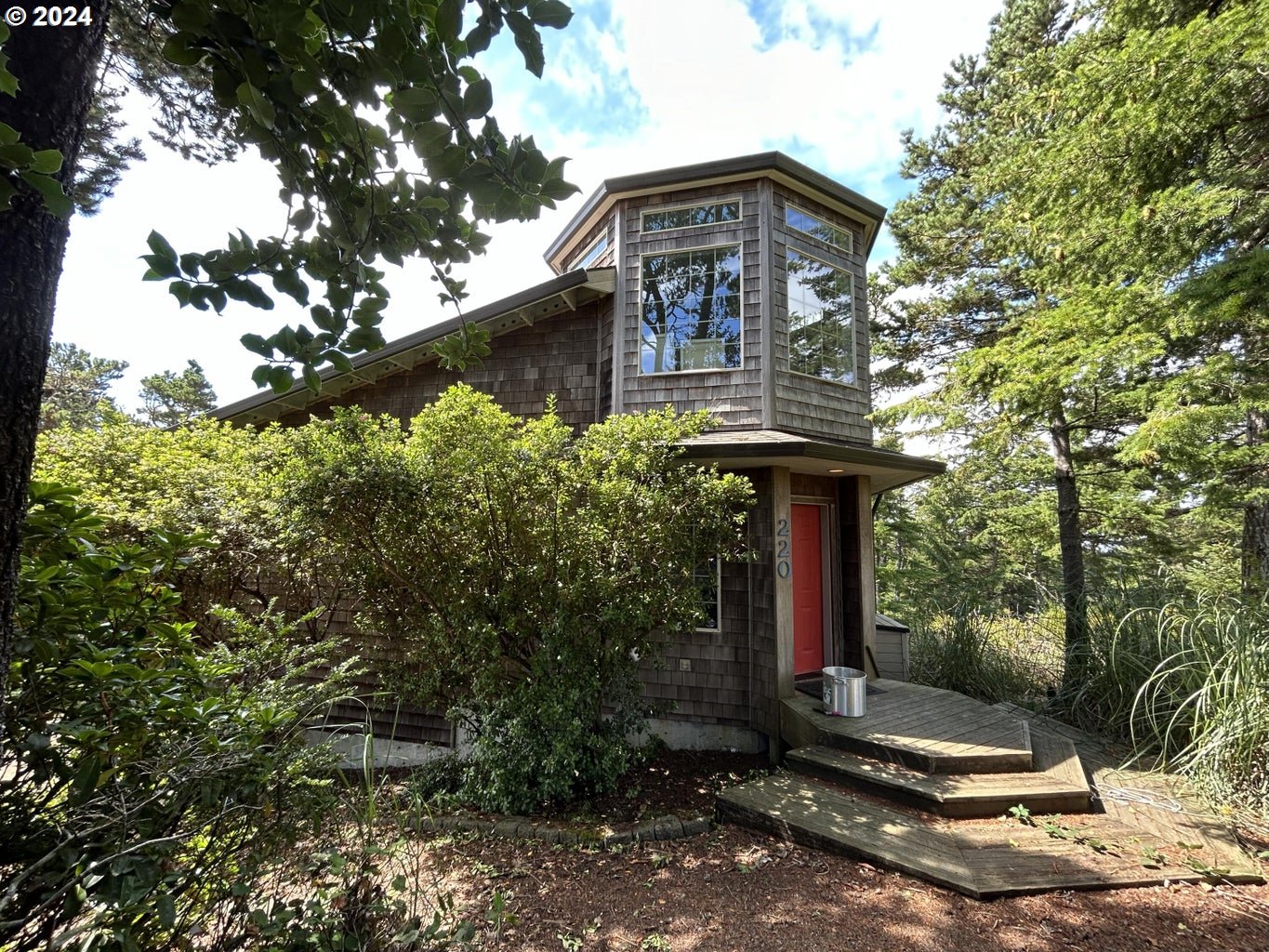 220 HIGHLAND DR