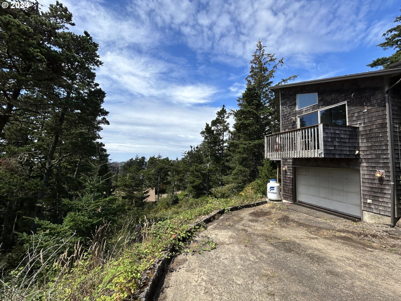 220 HIGHLAND DR