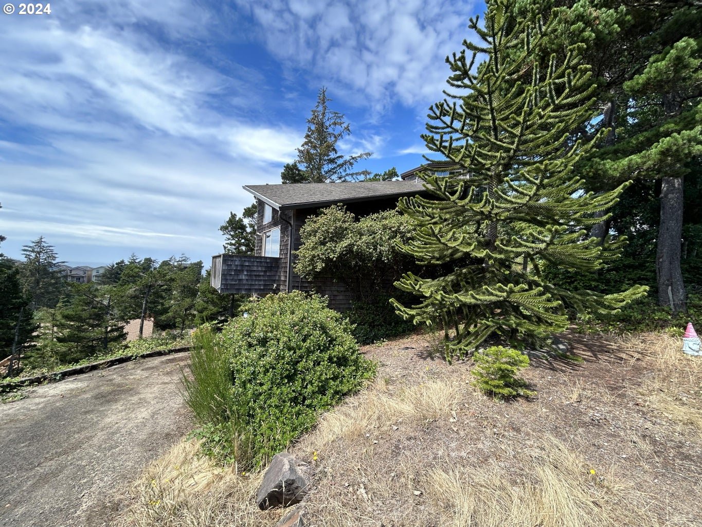 220 HIGHLAND DR