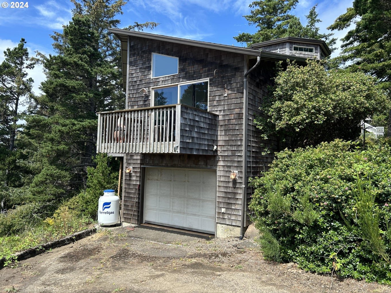 220 HIGHLAND DR