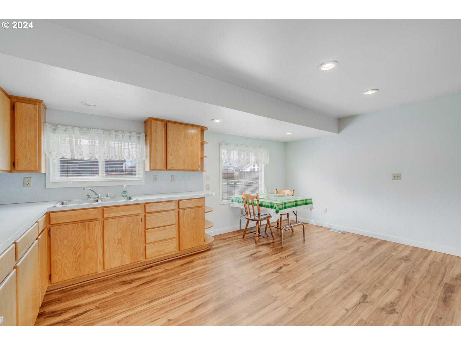 524 DOUGLAS AVE