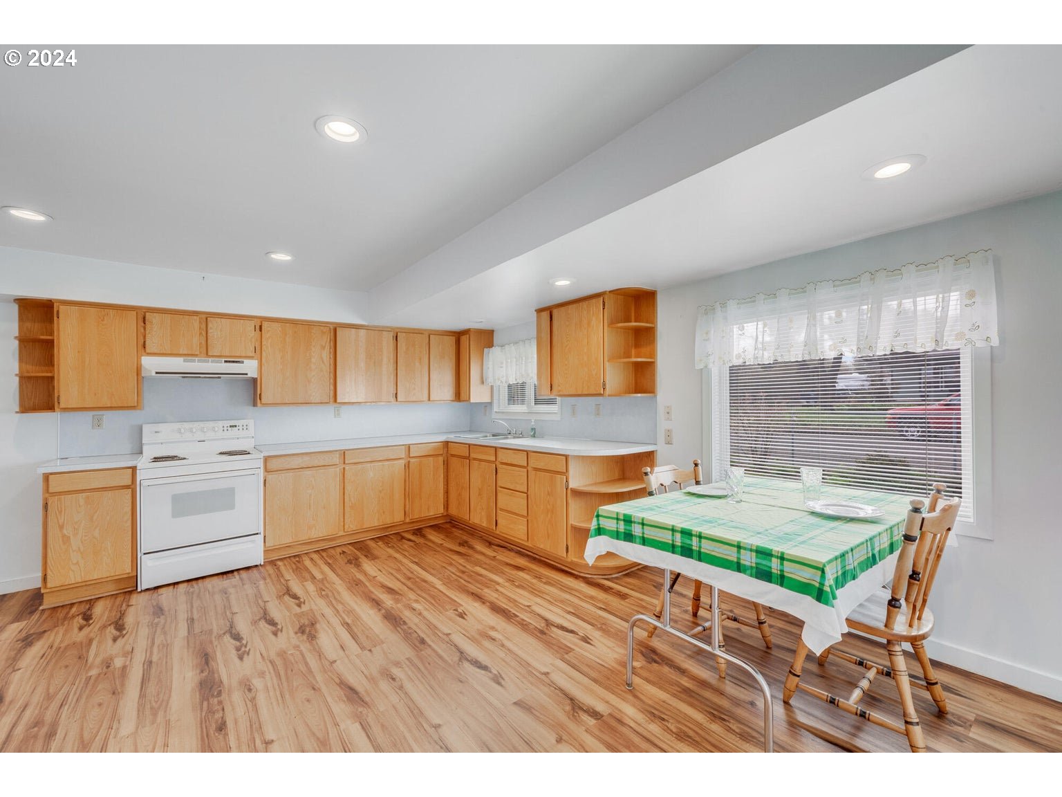 524 DOUGLAS AVE