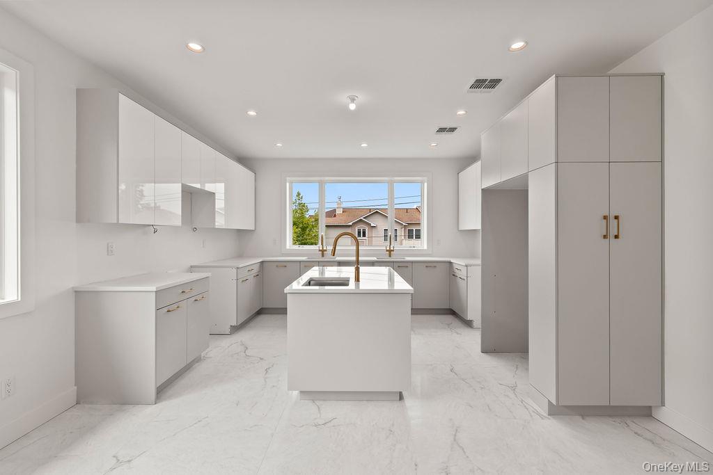 80 Twin Avenue Unit: 302