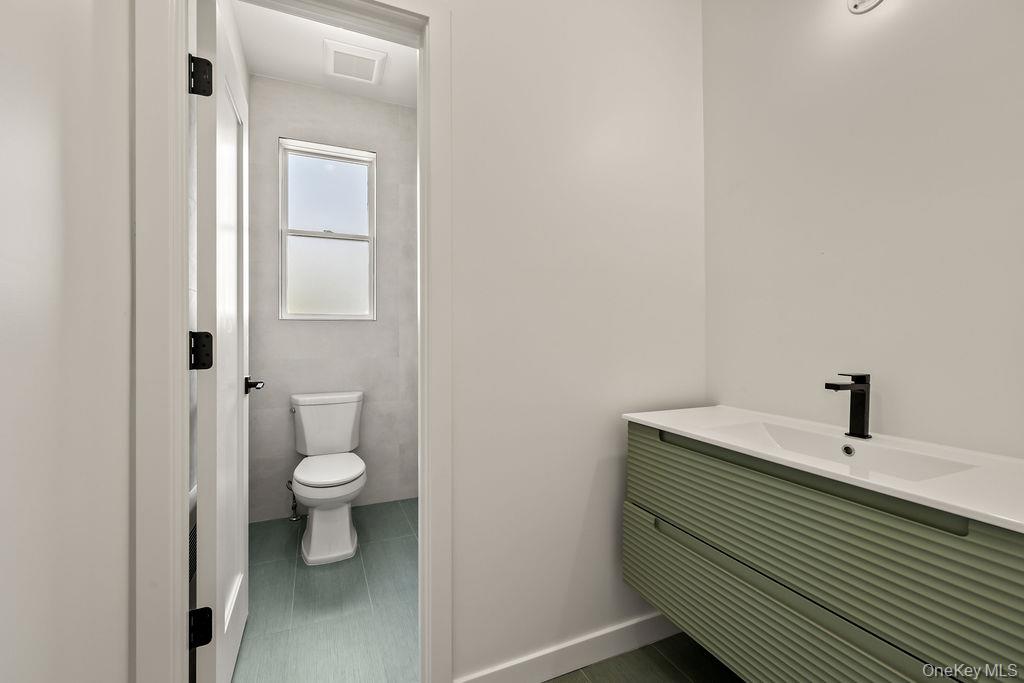80 Twin Avenue Unit: 211