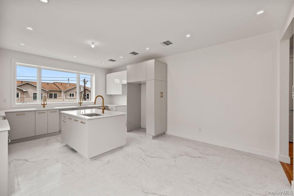 80 Twin Avenue Unit: 211