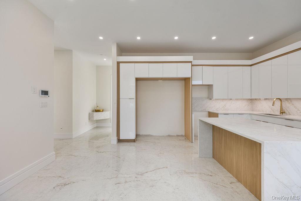 20 Singer Avenue Unit: 201