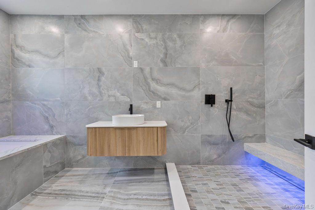 20 Singer Avenue Unit: 201