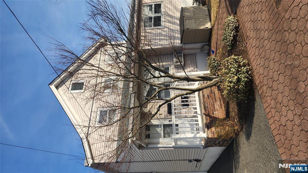 258 Everett Apt 1
