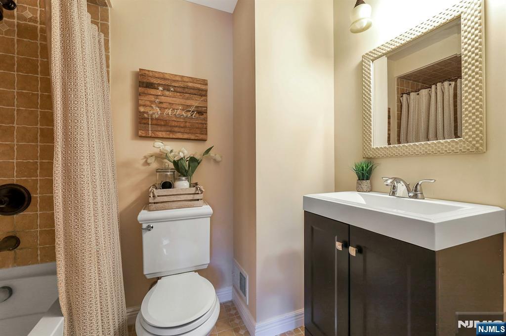 2 Sandburg Court