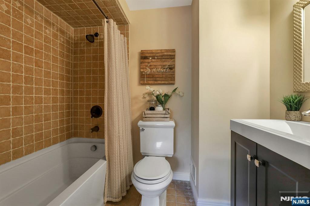 2 Sandburg Court