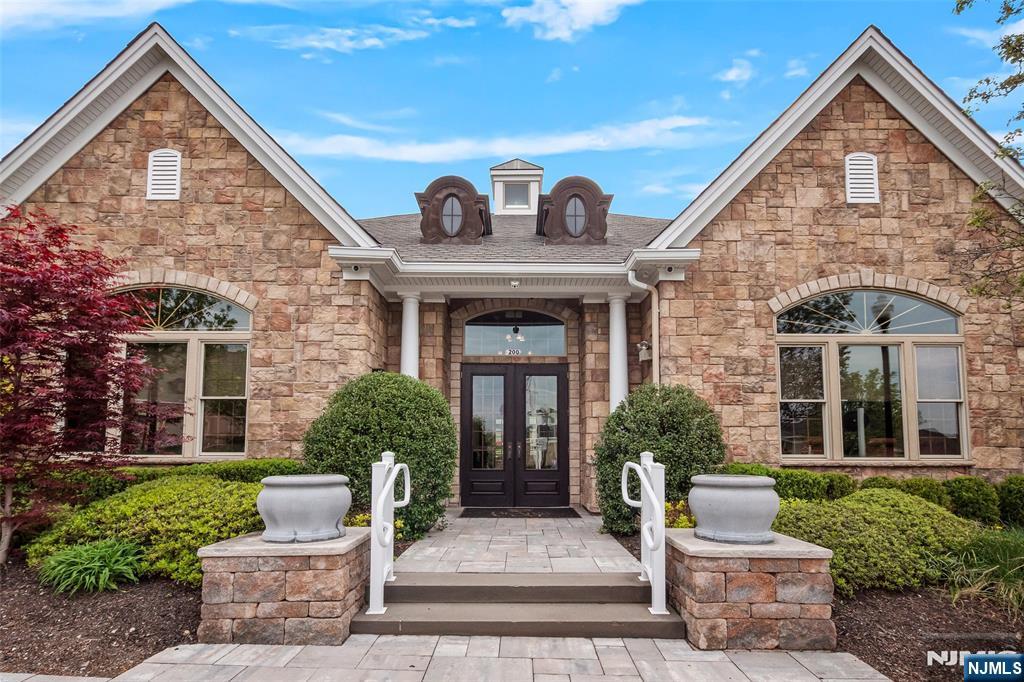 77 Windsor Lane