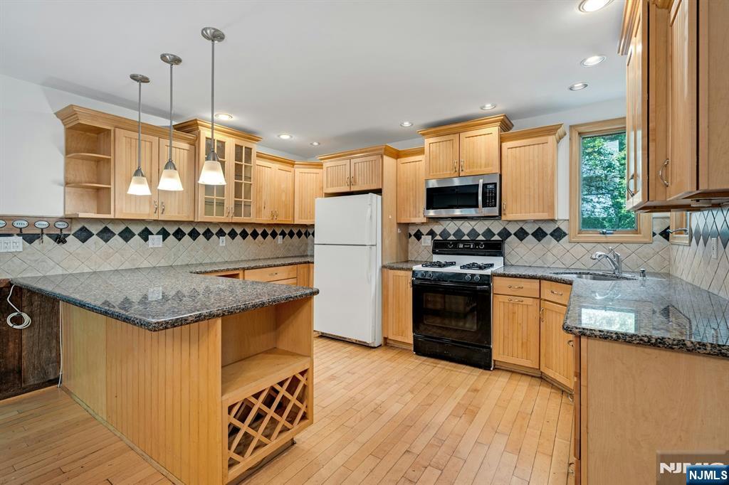 15 Cottage Place #15