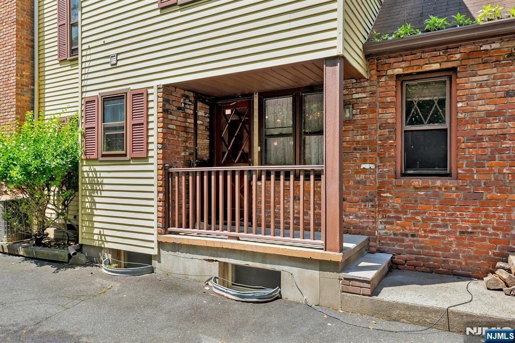 15 Cottage Place #15