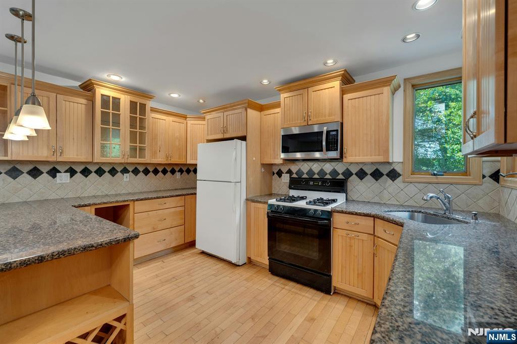 15 Cottage Place #15