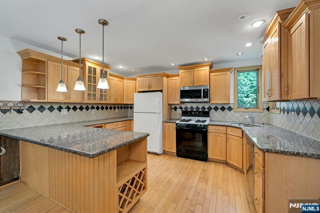 15 Cottage Place #15