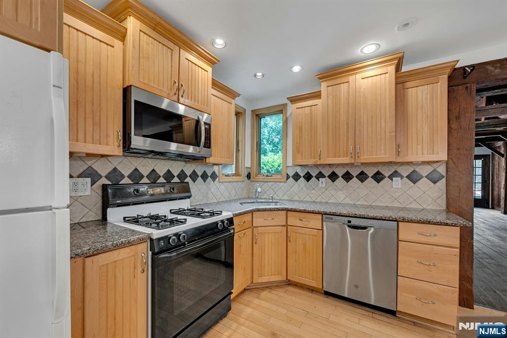 15 Cottage Place #15