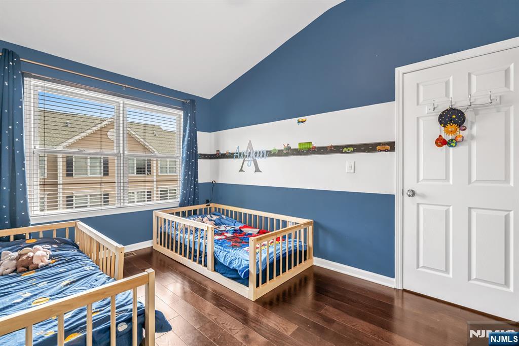 285 Roslyn Court