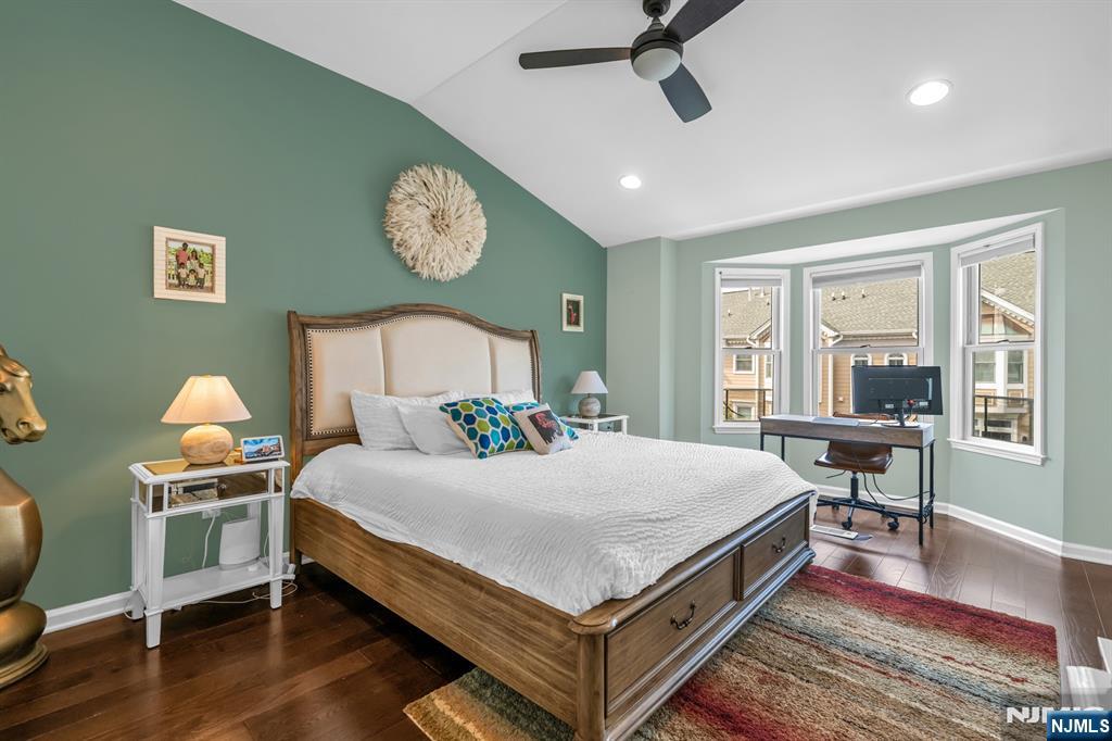 285 Roslyn Court