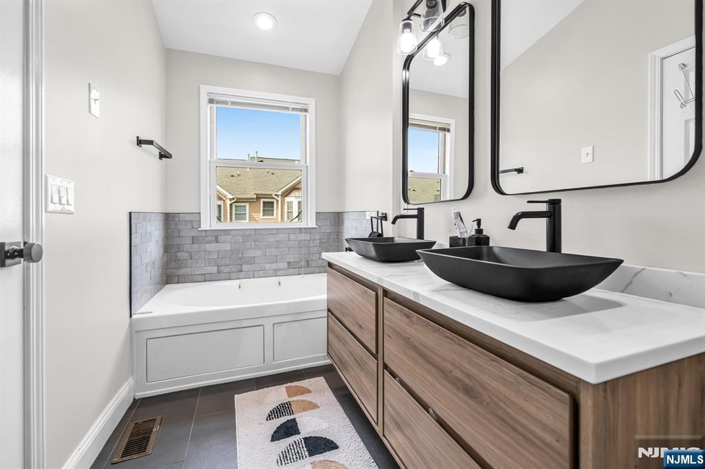 285 Roslyn Court