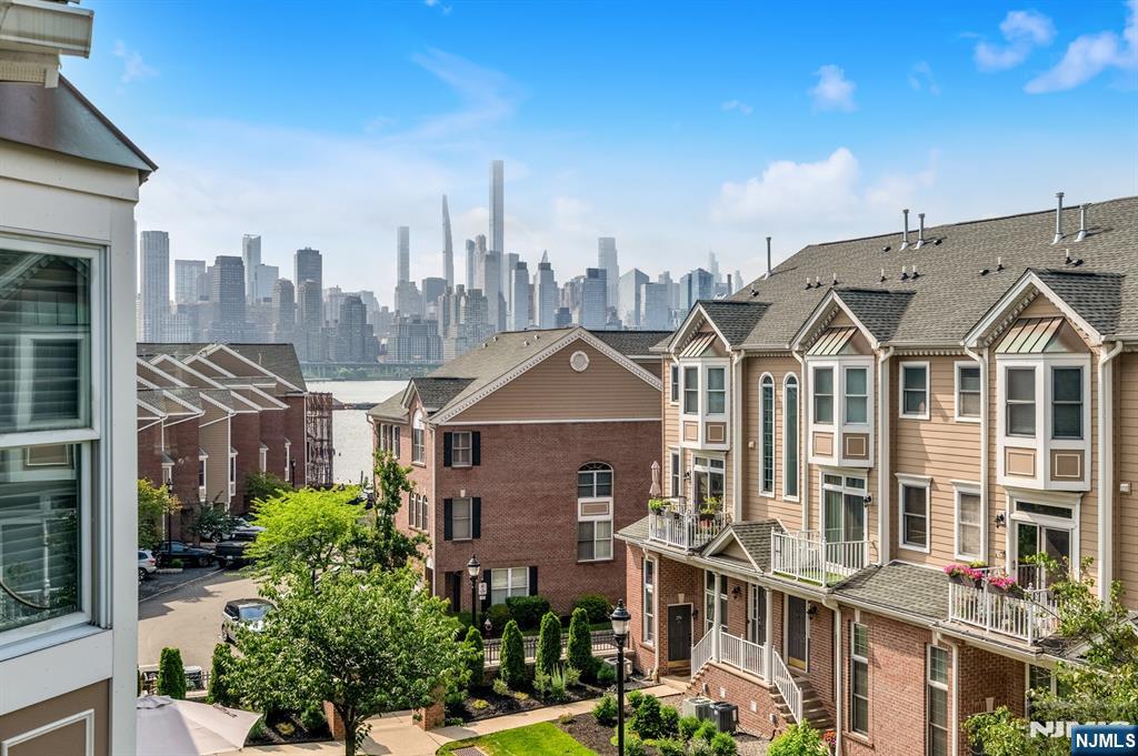 285 Roslyn Court