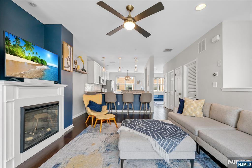 285 Roslyn Court