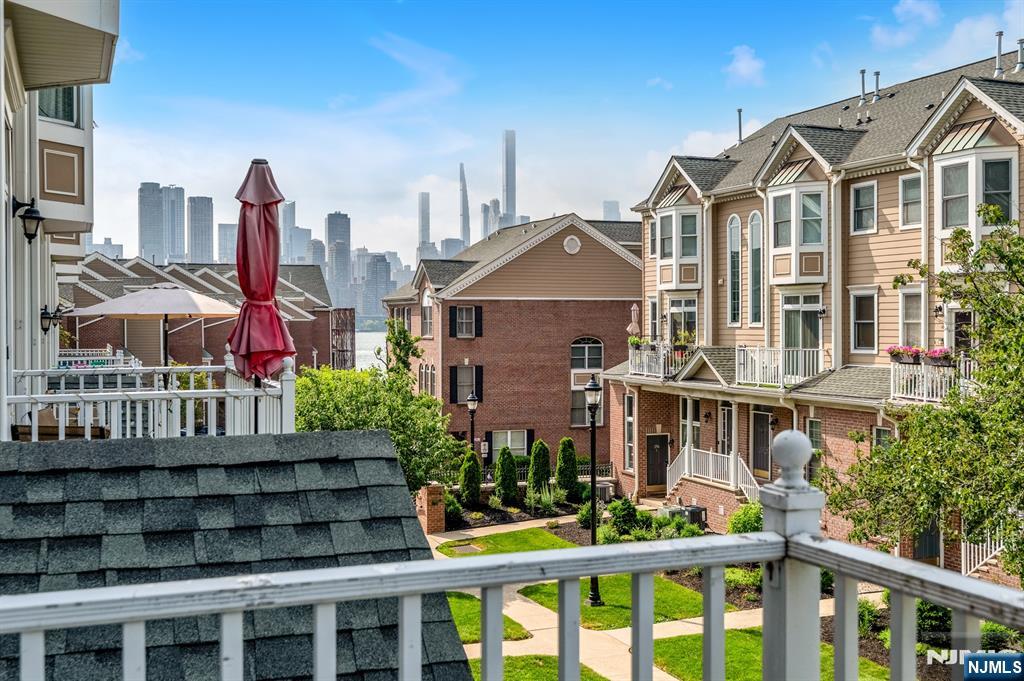 285 Roslyn Court