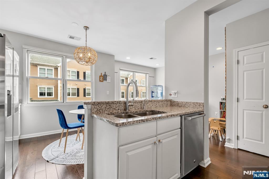 285 Roslyn Court