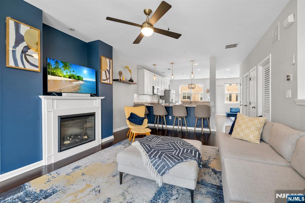 285 Roslyn Court