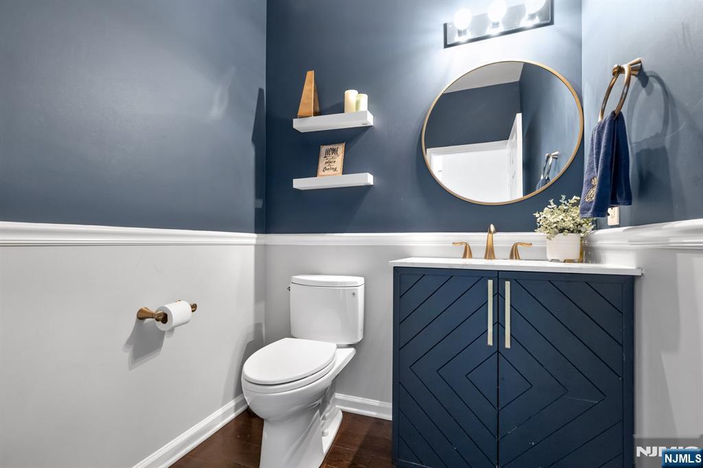285 Roslyn Court