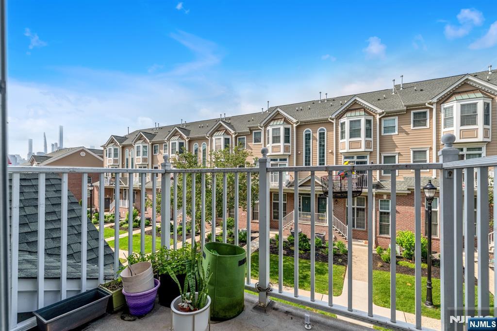 285 Roslyn Court