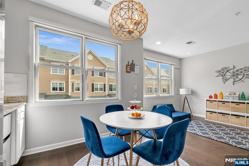 285 Roslyn Court