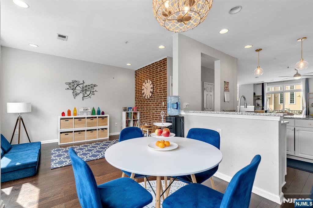 285 Roslyn Court