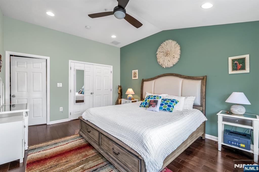 285 Roslyn Court